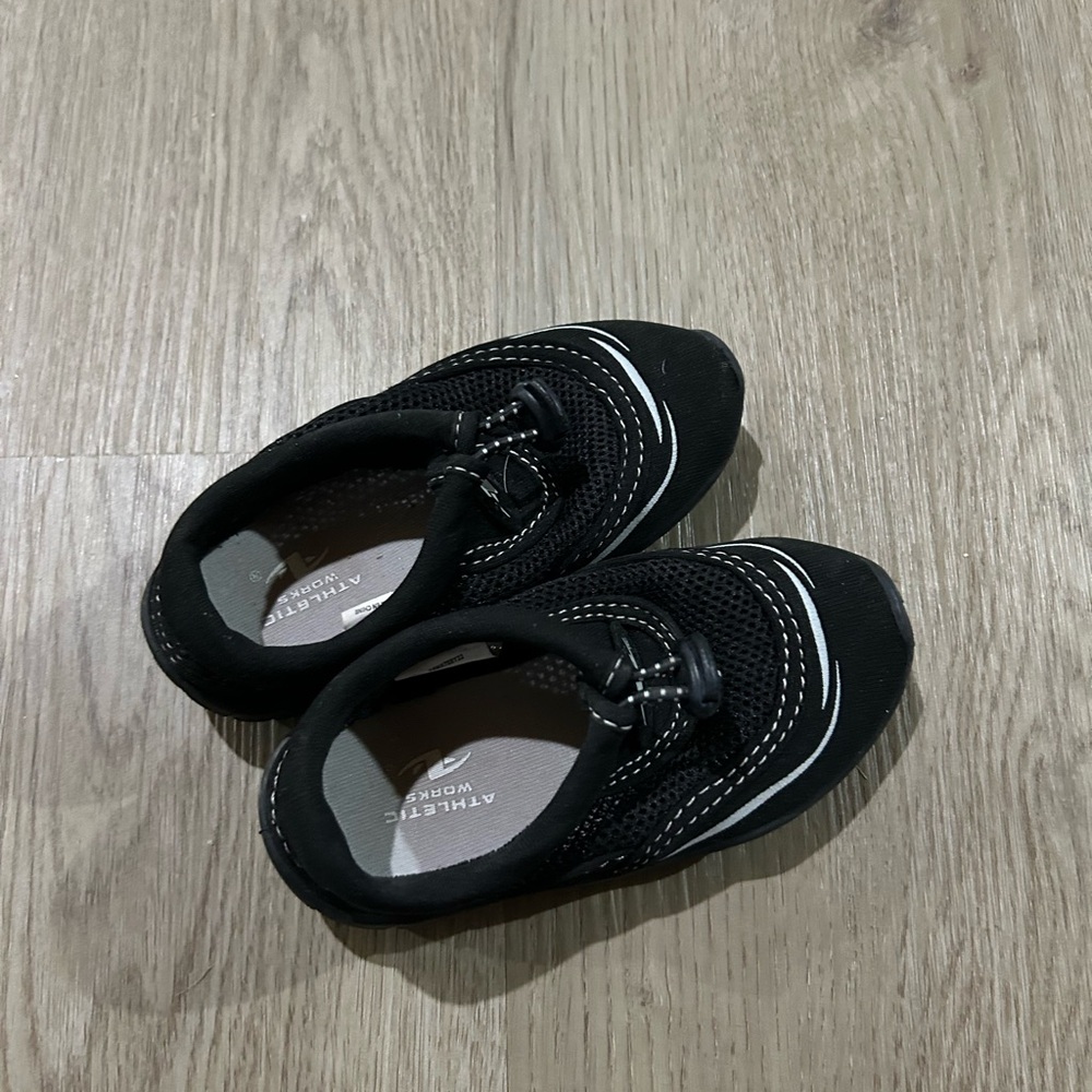 Water shoes - size 5 toddler